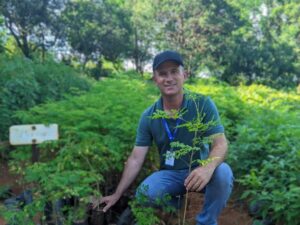 Odirlei Magalhães segurando muda de Moringa