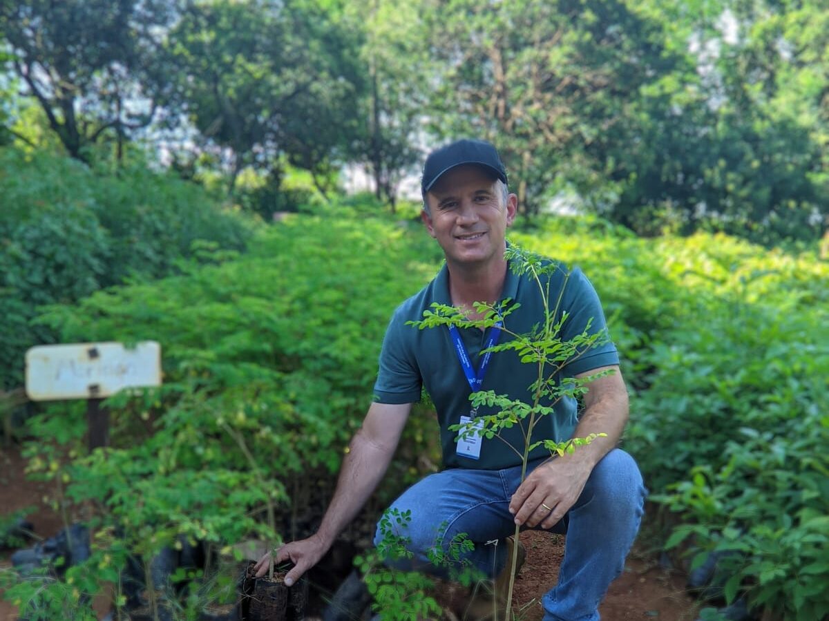 Odirlei Magalhaes segurando muda de Moringa edited