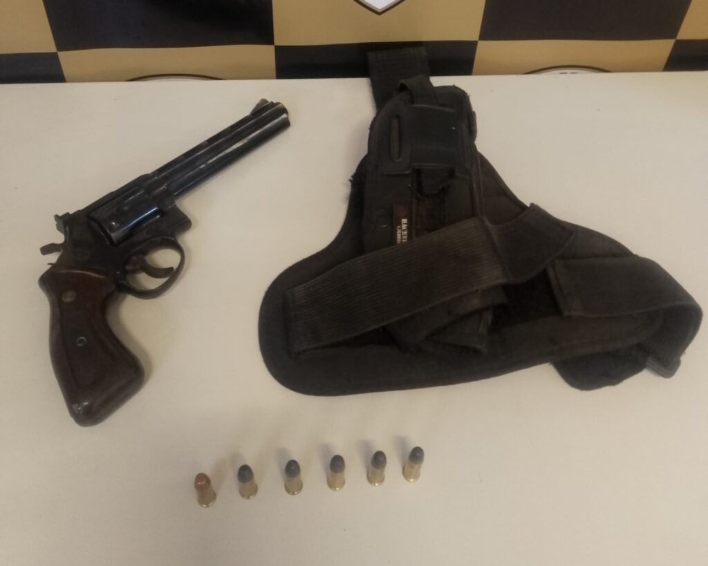 Homem é preso em Patrocínio após tentar enforcar companheira e esconder revólver em residência