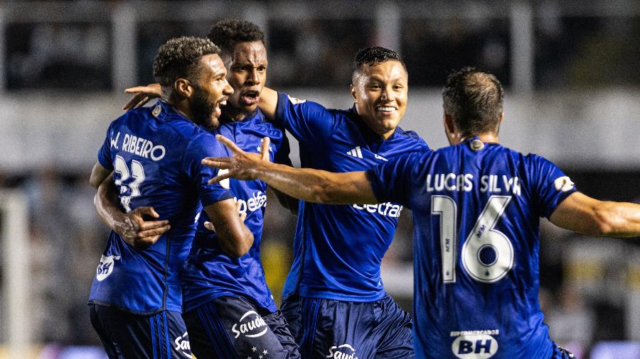 matheus jussa e seus companheiros comemora gol em santos x cruzeiro confronto do campeonato brasileiro