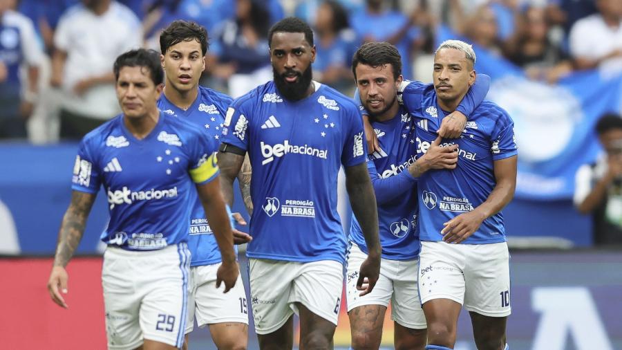 jogadores do cruzeiro comemora gol contra o athletico pr no brasileirao