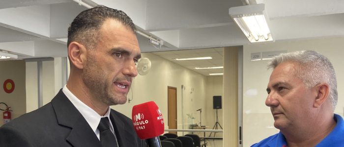 Níkolas Elias em coletiva de imprensa após ser diplomado como vereador.