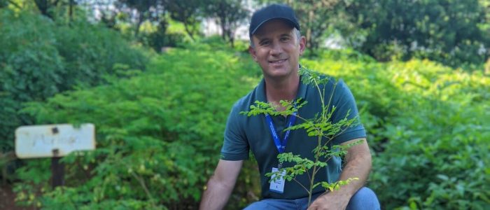 Odirlei Magalhães segurando muda de Moringa