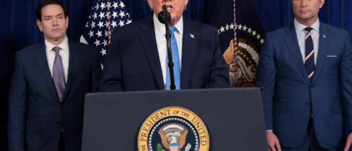 O Secretário de Estado Marco Rubio, o Presidente Trump e o Secretário de Defesa Pete Hegseth em Palm Beach, Flórida, EUA, 3 de janeiro de 2026. (Foto: REUTERS/Jonathan Ernst)