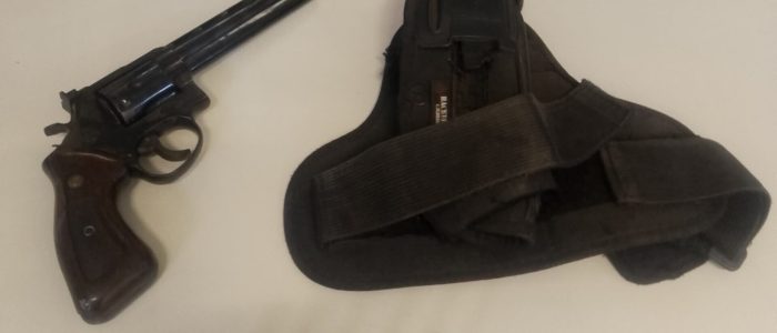 Homem é preso em Patrocínio após tentar enforcar companheira e esconder revólver em residência