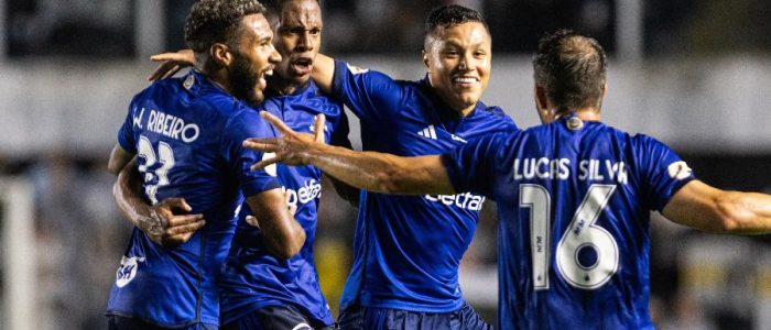 matheus-jussa-e-seus-companheiros-comemora-gol-em-santos-x-cruzeiro-confronto-do-campeonato-brasileiro-1694734735785_v2_900x506