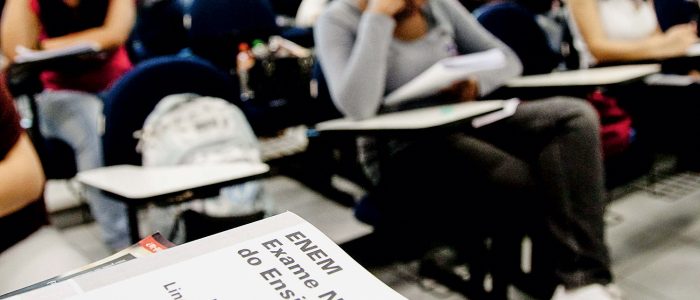 Alunos do sistema de ensino COC fazem simulado do Enem.